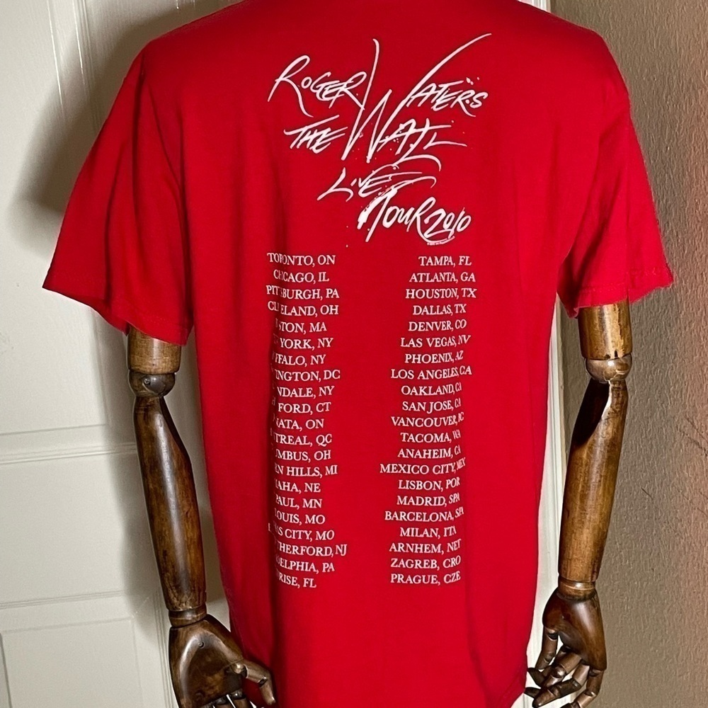 Roger Waters The Wall Live Tour 2010 "Trust Us" T-Shirt Red • Large - Picture 2 of 12